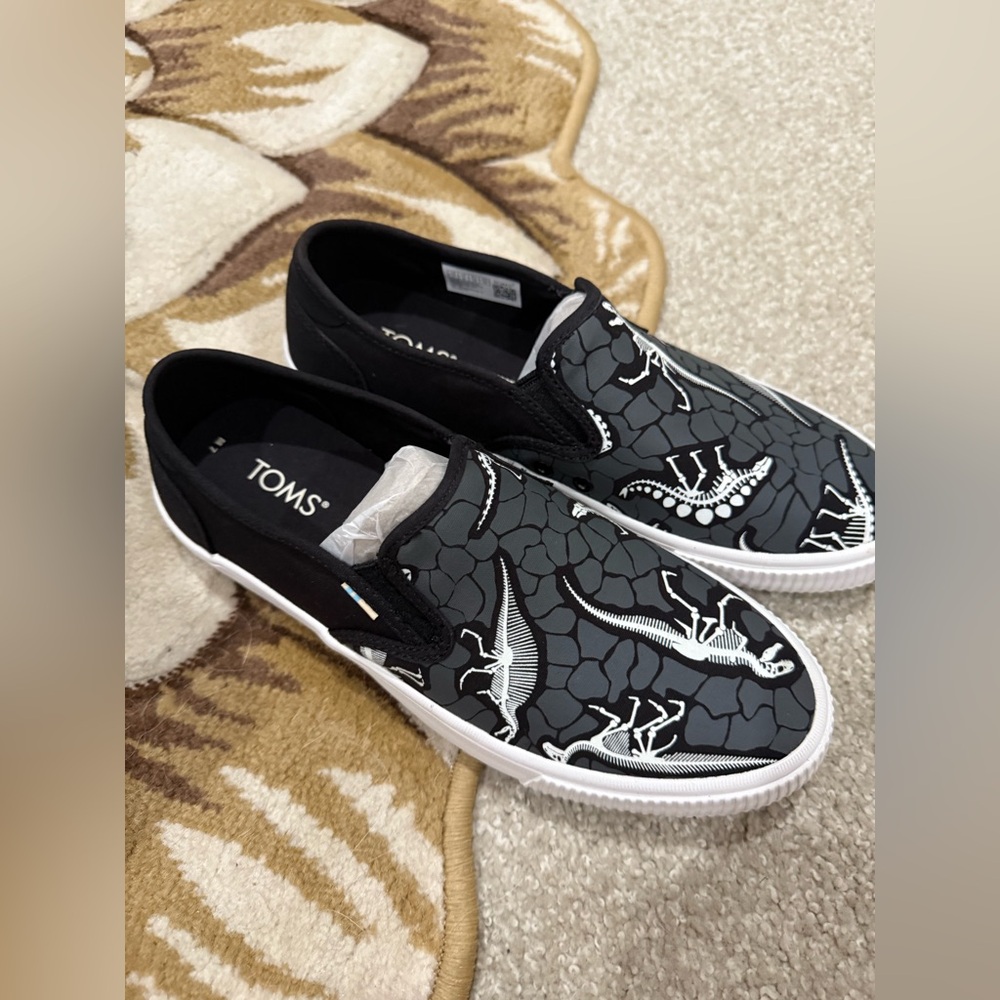 Men’s Baja Tom’s Black Glow in the dark Dino Dig print size 7